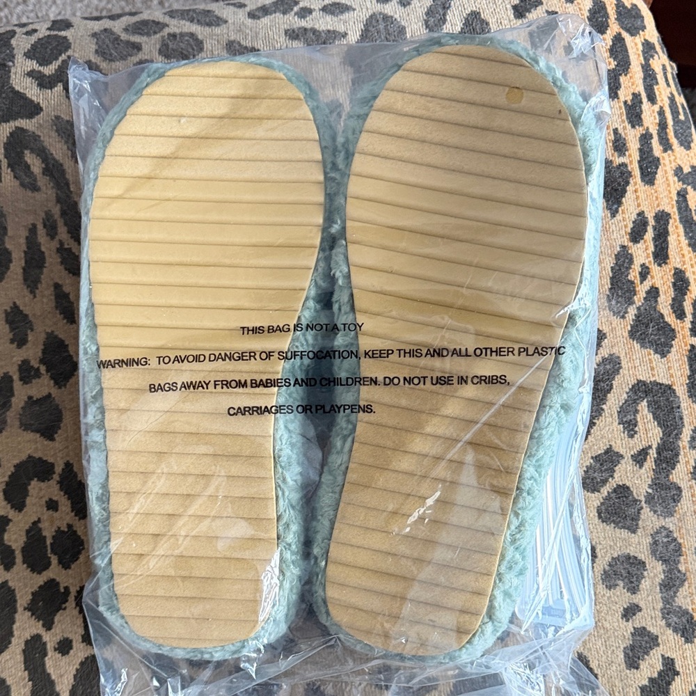 Fuzzy Slippers in Light Green NEW Size Medium - Picture 5 of 6